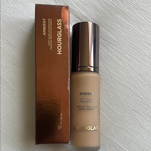 Hourglass Ambient soft glow Foundation-Shade 11 - Picture 3 of 7
